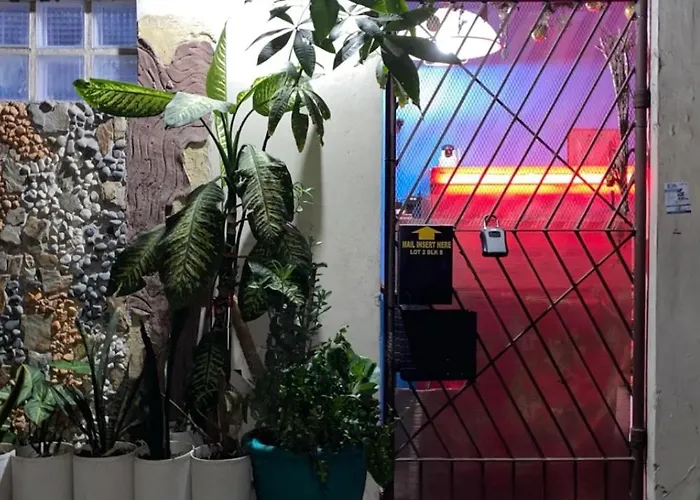 Johnfonz Building Romantic Homestay Manila